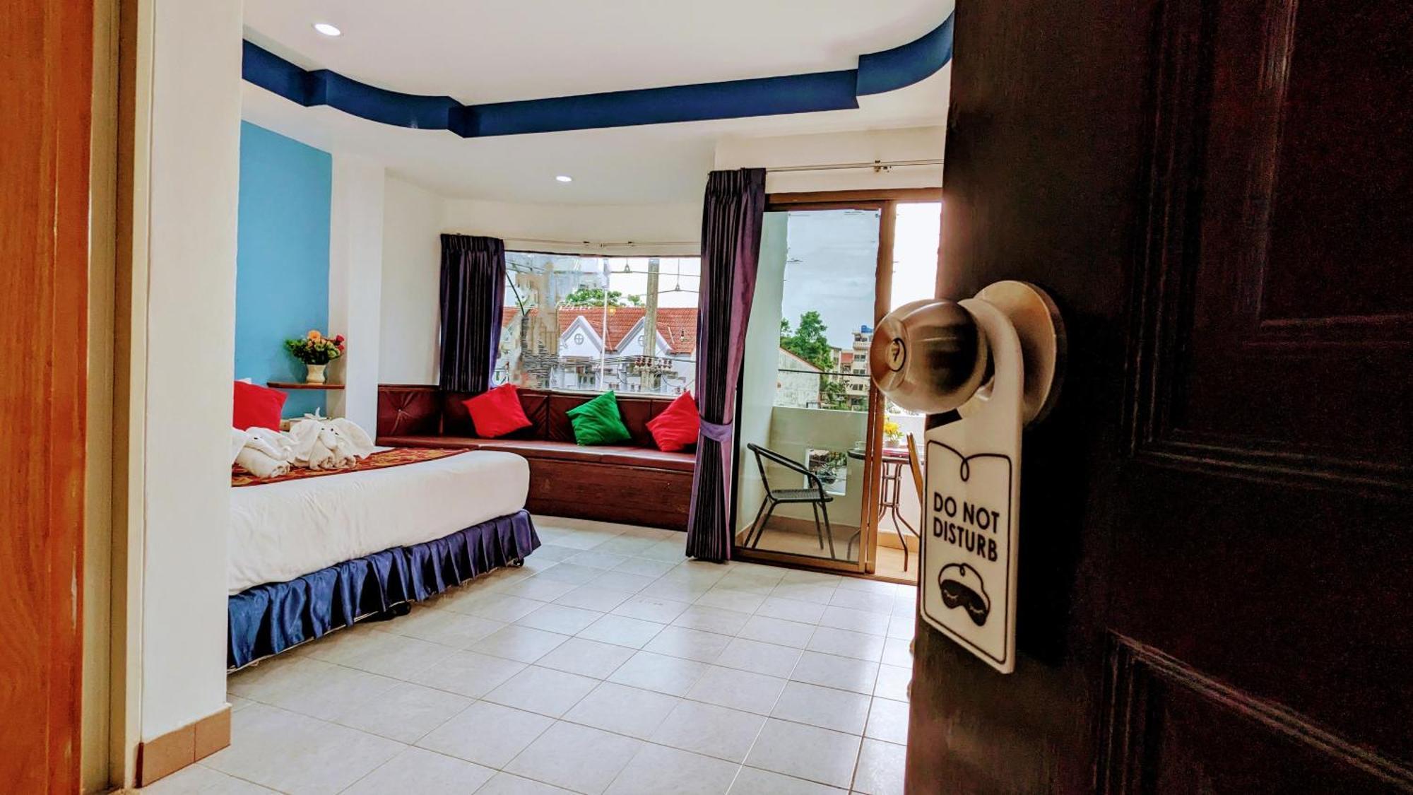 Heaven House Restro & Bar Otel Patong Dış mekan fotoğraf