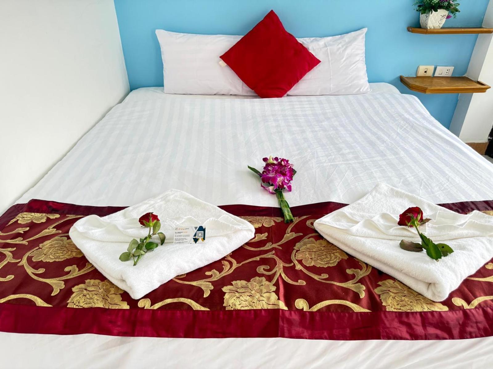 Heaven House Restro & Bar Otel Patong Dış mekan fotoğraf
